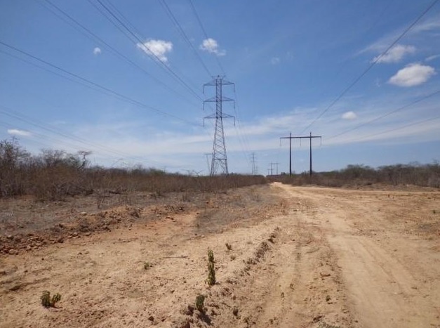 Paisagem com hão de terra e linhas de transmmissão